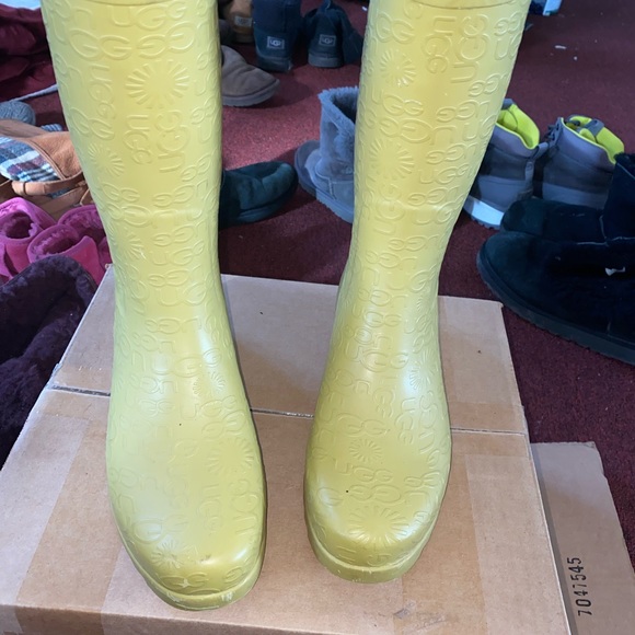 Size 9 Ugg Rain Boots Not Sure Of Color - Picture 2 of 9